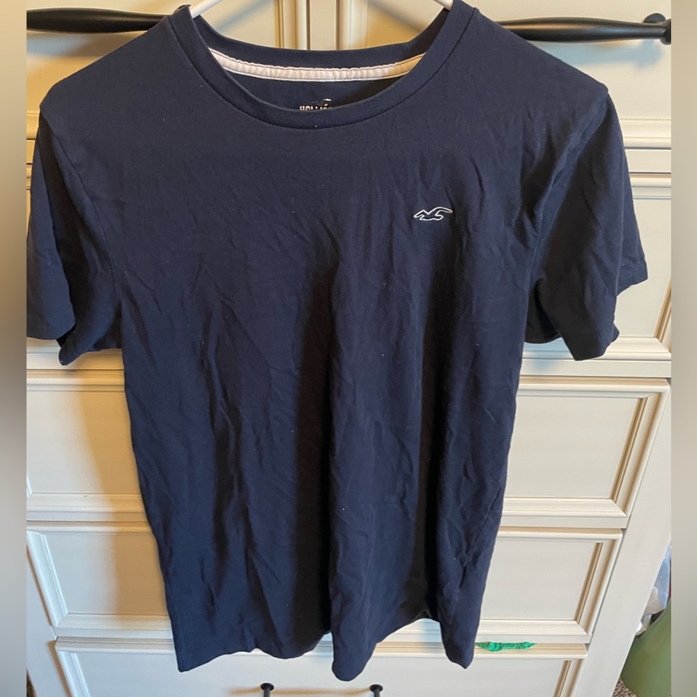 Hollister navy blue t-shirt
